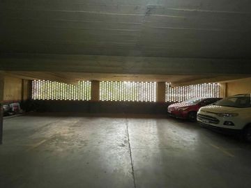en venta COCHERA FIJA Y CUBIERTA ASCENSOR - FLORES