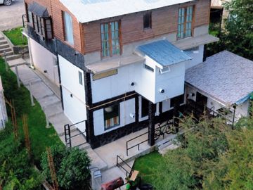 Casa con 2 Departamentos