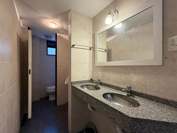 VENTA Oficina 5 ambientes Recoleta frente
