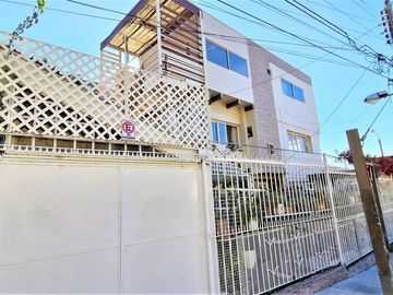 Venta de casa de 3 pisos en Viña , GRAN OPORTUNIDAD , emprendedor CREATIVO. 8.900 UF