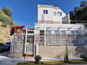 Venta de casa de 3 pisos en Viña , GRAN OPORTUNIDAD , emprendedor CREATIVO. 8.900 UF
