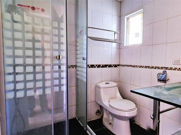 Venta de casa de 3 pisos en Viña , GRAN OPORTUNIDAD , emprendedor CREATIVO. 8.900 UF