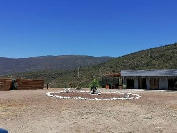 Venta de hermosa parcela de 6.021 m2. con casa y piscina en el tranquilo sector de Lo Rojas, La Cruz. 110 M$.