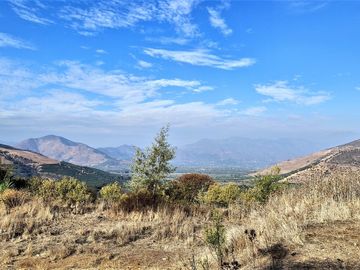 Venta de hermosa parcela de 6.021 m2. con casa y piscina en el tranquilo sector de Lo Rojas, La Cruz. 110 M$.