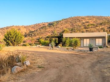 Venta de hermosa parcela de 6.021 m2. con casa y piscina en el tranquilo sector de Lo Rojas, La Cruz. 110 M$.