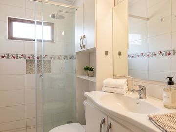 Venta de hermosa parcela de 6.021 m2. con casa y piscina en el tranquilo sector de Lo Rojas, La Cruz. 110 M$.