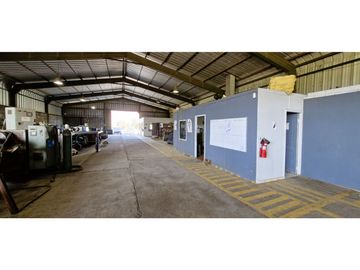 Venta parcela de 18.000 m2., casa, cabaña y galpón, con maquinaria de maestranza, en La Calera. 21.308 UF.