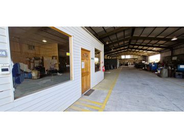 Venta parcela de 18.000 m2., casa, cabaña y galpón, con maquinaria de maestranza, en La Calera. 21.308 UF.