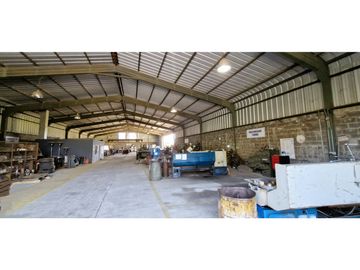 Venta parcela de 18.000 m2., casa, cabaña y galpón, con maquinaria de maestranza, en La Calera. 21.308 UF.