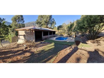 Venta de parcela de 15.000 m2., con casa, quincho y piscina, en Pucalán. 200 M$