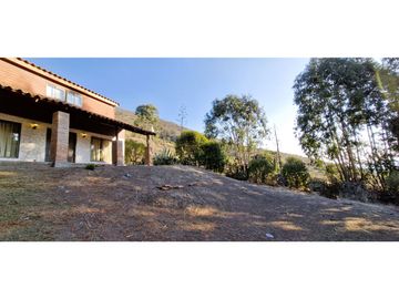 Venta de parcela de 15.000 m2., con casa, quincho y piscina, en Pucalán. 200 M$