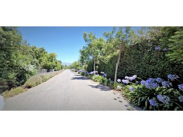 Venta de parcela con casa de 1 dormitorio, en Condominio exclusivo en La Cruz. 5.857 UF.