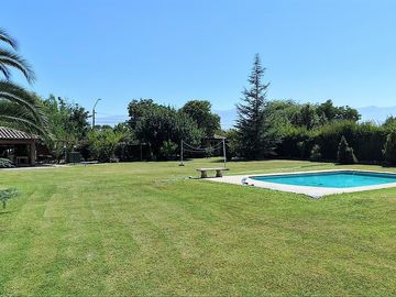 En venta exclusiva casa estilo chileno en Condominio Los Placeres – Rinconada de Los Andes. 11.400 UF.
