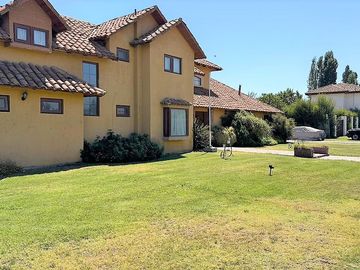 En venta exclusiva casa estilo chileno en Condominio Los Placeres – Rinconada de Los Andes. 11.400 UF.
