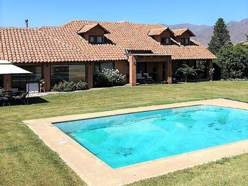En venta exclusiva casa estilo chileno en Condominio Los Placeres – Rinconada de Los Andes. 11.400 UF.