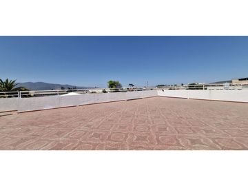 Venta de propiedad comercial en Quillota, 800 m2., con 2 dptos., 2 locales y galpón.  17.452 UF