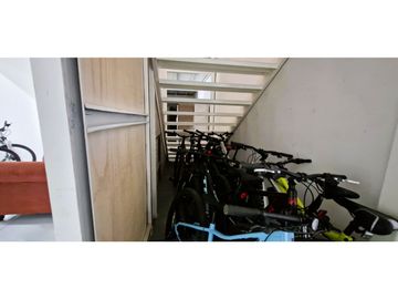 Venta de propiedad comercial en Quillota, 800 m2., con 2 dptos., 2 locales y galpón.  17.452 UF