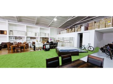 Venta de propiedad comercial en Quillota, 800 m2., con 2 dptos., 2 locales y galpón.  17.452 UF