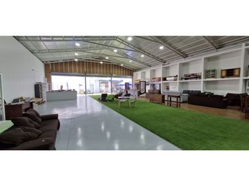 Venta de propiedad comercial en Quillota, 800 m2., con 2 dptos., 2 locales y galpón.  17.452 UF