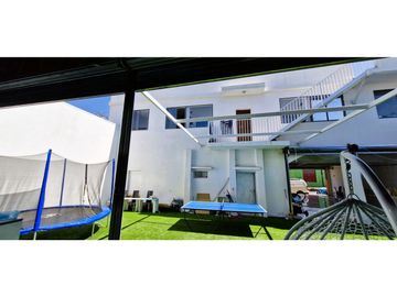 Venta de propiedad comercial en Quillota, 800 m2., con 2 dptos., 2 locales y galpón.  17.452 UF