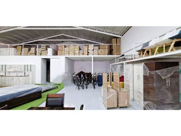 Venta de propiedad comercial en Quillota, 800 m2., con 2 dptos., 2 locales y galpón.  17.452 UF
