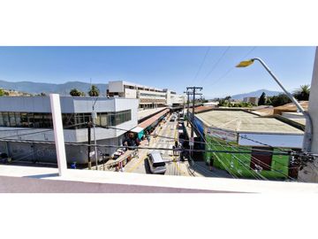 Venta de propiedad comercial en Quillota, 800 m2., con 2 dptos., 2 locales y galpón.  17.452 UF