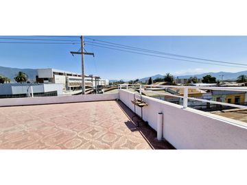 Venta de propiedad comercial en Quillota, 800 m2., con 2 dptos., 2 locales y galpón.  17.452 UF