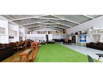 Venta de propiedad comercial en Quillota, 800 m2., con 2 dptos., 2 locales y galpón.  17.452 UF