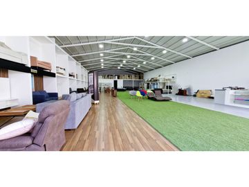 Venta de propiedad comercial en Quillota, 800 m2., con 2 dptos., 2 locales y galpón.  17.452 UF