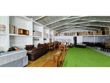 Venta de propiedad comercial en Quillota, 800 m2., con 2 dptos., 2 locales y galpón.  17.452 UF