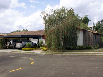 Casa campestre en el Retiro conjunto cerrado