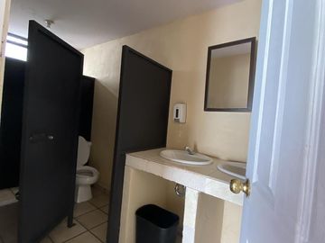 OFICINA O CONSULTORIO EN RENTA - Av. Lic. Benito Juárez García,Metepec