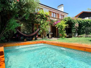 Amplia casa con piscina a pasos de VMA y Verbo Divino