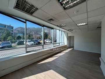 Muy luminosa oficina Ciudad Empresarial, Huechuraba.