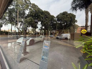 Alquiler Local San Isidro en esquina sobre Av. Libertador