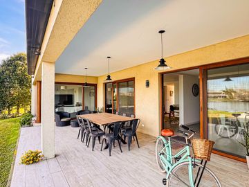 Alquiler AMOBLADO | CASA A LA LAGUNA | 5 AMBIENTES c/dependencia | Barrio San Marco | JARDÍN, PILETA, PARRILLA, GALERÍA, TERRAZA