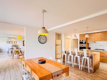 Alquiler AMOBLADO | CASA A LA LAGUNA | 5 AMBIENTES c/dependencia | Barrio San Marco | JARDÍN, PILETA, PARRILLA, GALERÍA, TERRAZA