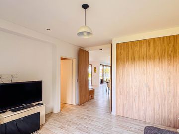 Alquiler AMOBLADO | CASA A LA LAGUNA | 5 AMBIENTES c/dependencia | Barrio San Marco | JARDÍN, PILETA, PARRILLA, GALERÍA, TERRAZA