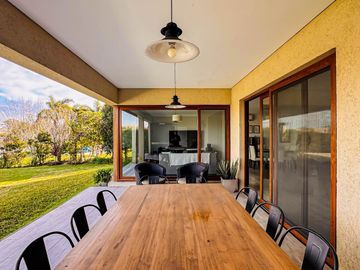 Alquiler AMOBLADO | CASA A LA LAGUNA | 5 AMBIENTES c/dependencia | Barrio San Marco | JARDÍN, PILETA, PARRILLA, GALERÍA, TERRAZA