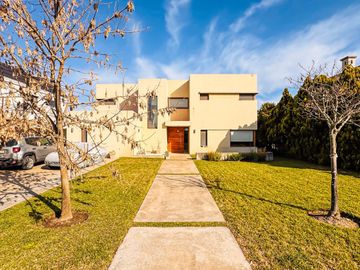 Alquiler AMOBLADO | CASA A LA LAGUNA | 5 AMBIENTES c/dependencia | Barrio San Marco | JARDÍN, PILETA, PARRILLA, GALERÍA, TERRAZA