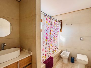 Alquiler AMOBLADO | CASA A LA LAGUNA | 5 AMBIENTES c/dependencia | Barrio San Marco | JARDÍN, PILETA, PARRILLA, GALERÍA, TERRAZA