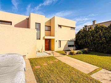 Alquiler AMOBLADO | CASA A LA LAGUNA | 5 AMBIENTES c/dependencia | Barrio San Marco | JARDÍN, PILETA, PARRILLA, GALERÍA, TERRAZA