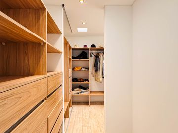 Alquiler AMOBLADO | CASA A LA LAGUNA | 5 AMBIENTES c/dependencia | Barrio San Marco | JARDÍN, PILETA, PARRILLA, GALERÍA, TERRAZA