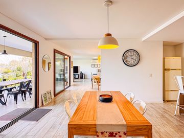 Alquiler AMOBLADO | CASA A LA LAGUNA | 5 AMBIENTES c/dependencia | Barrio San Marco | JARDÍN, PILETA, PARRILLA, GALERÍA, TERRAZA