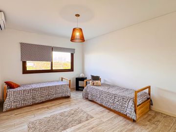 Alquiler AMOBLADO | CASA A LA LAGUNA | 5 AMBIENTES c/dependencia | Barrio San Marco | JARDÍN, PILETA, PARRILLA, GALERÍA, TERRAZA