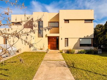 Alquiler AMOBLADO | CASA A LA LAGUNA | 5 AMBIENTES c/dependencia | Barrio San Marco | JARDÍN, PILETA, PARRILLA, GALERÍA, TERRAZA