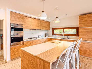 Alquiler AMOBLADO | CASA A LA LAGUNA | 5 AMBIENTES c/dependencia | Barrio San Marco | JARDÍN, PILETA, PARRILLA, GALERÍA, TERRAZA