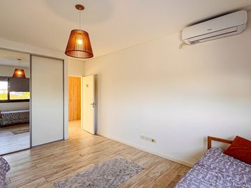 Alquiler AMOBLADO | CASA A LA LAGUNA | 5 AMBIENTES c/dependencia | Barrio San Marco | JARDÍN, PILETA, PARRILLA, GALERÍA, TERRAZA