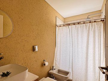 Alquiler AMOBLADO | CASA A LA LAGUNA | 5 AMBIENTES c/dependencia | Barrio San Marco | JARDÍN, PILETA, PARRILLA, GALERÍA, TERRAZA
