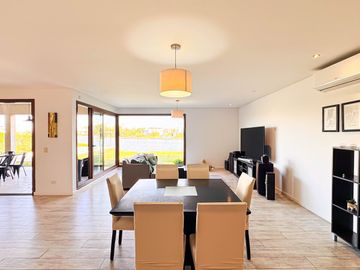 Alquiler AMOBLADO | CASA A LA LAGUNA | 5 AMBIENTES c/dependencia | Barrio San Marco | JARDÍN, PILETA, PARRILLA, GALERÍA, TERRAZA